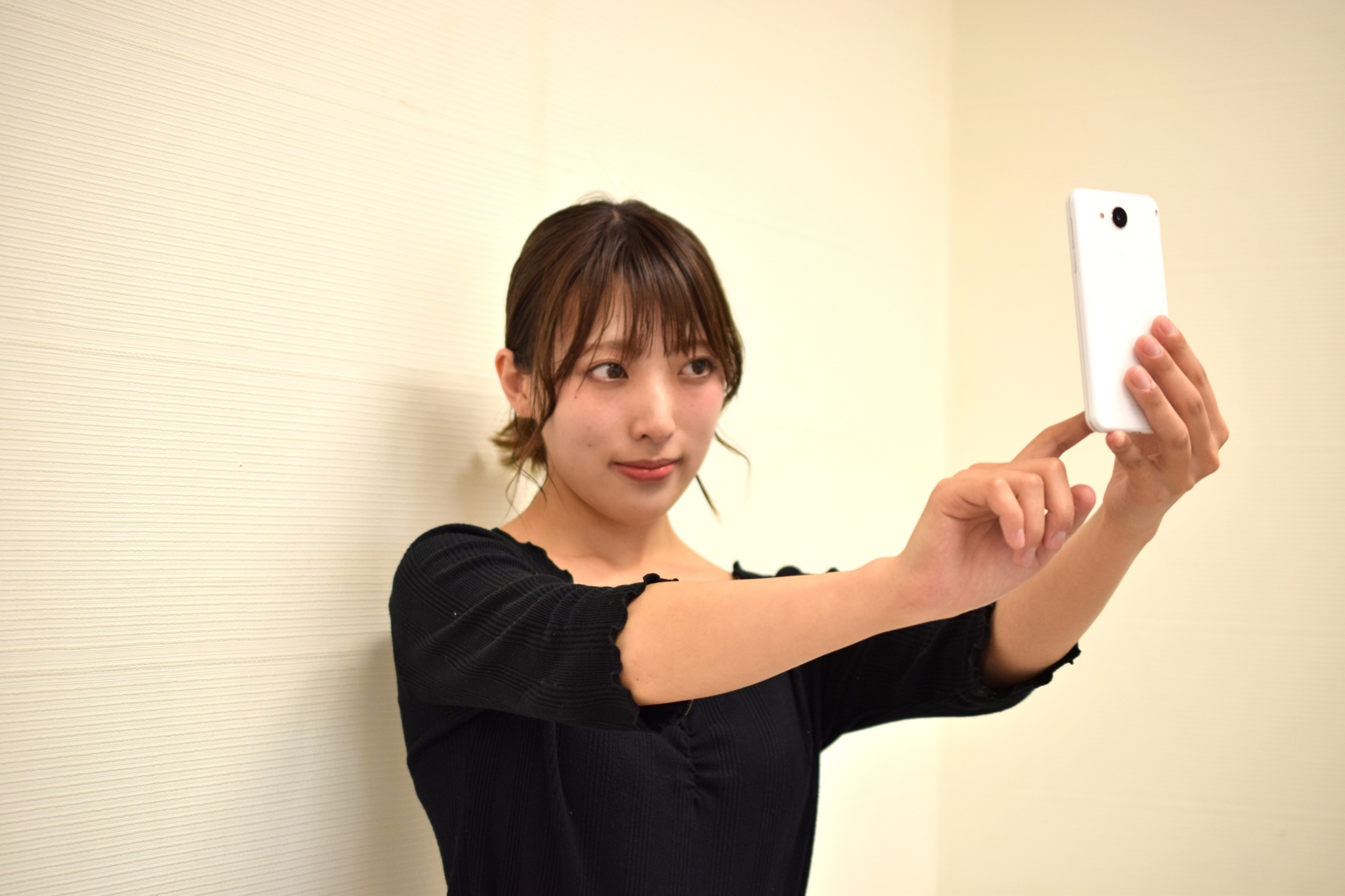 自撮りする女性