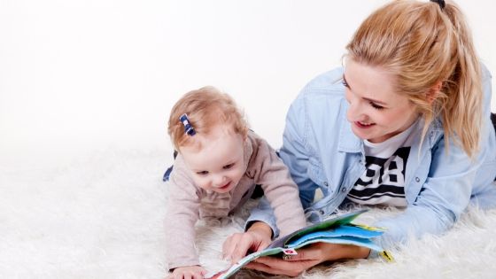 本を読み聞かせる